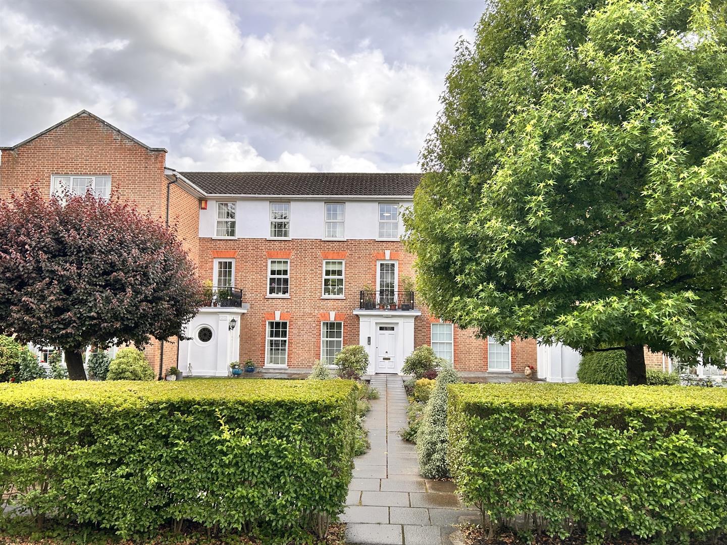 3 bed property in Phyllis Court Drive, Henley-On-Thames